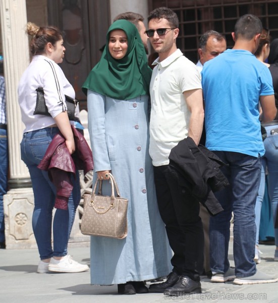 Travelnews.lv iepazīst Mevlevi jeb Rūmī mauzoleju, muzeja ēku, mošeju un centrālo laukumu. Sadarbībā ar Turkish Airlines Travelnews.lv iepazīst Mevlevi jeb Rūmī mauzoleju, muzeja ēku, mošeju un centrālo laukumu. Sadarbībā ar Turkish Airlines 225028