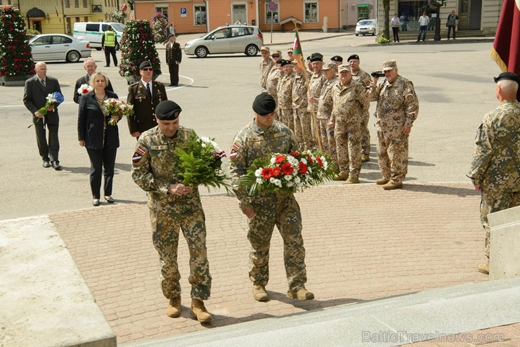 Cēsīs ar kauju rekonstrukciju un dejām, svin Latvijas Uzvaras dienu 226126