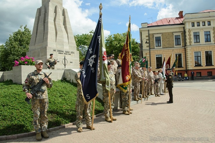 Cēsīs ar kauju rekonstrukciju un dejām, svin Latvijas Uzvaras dienu 226128