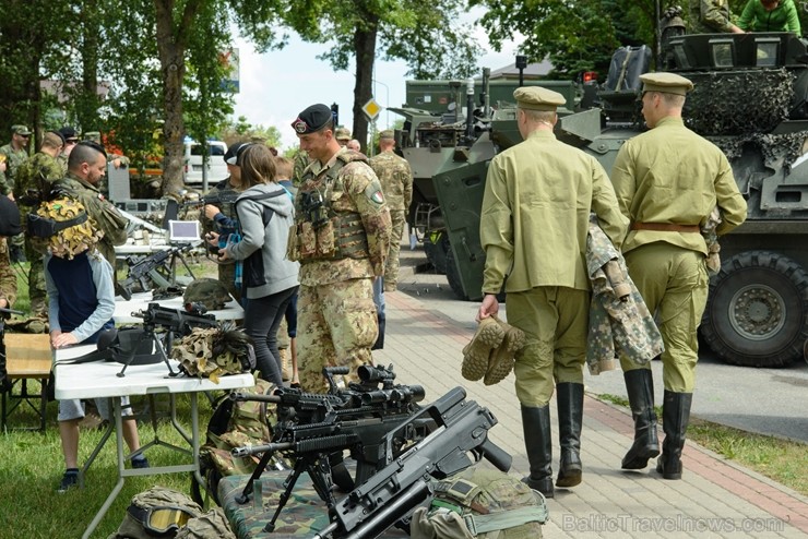 Cēsīs ar kauju rekonstrukciju un dejām, svin Latvijas Uzvaras dienu 226131