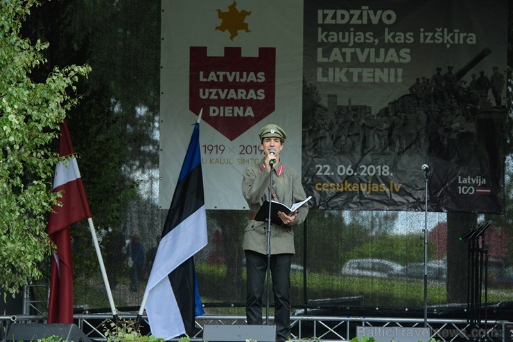 Cēsīs ar kauju rekonstrukciju un dejām, svin Latvijas Uzvaras dienu 226133