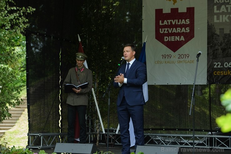Cēsīs ar kauju rekonstrukciju un dejām, svin Latvijas Uzvaras dienu 226134