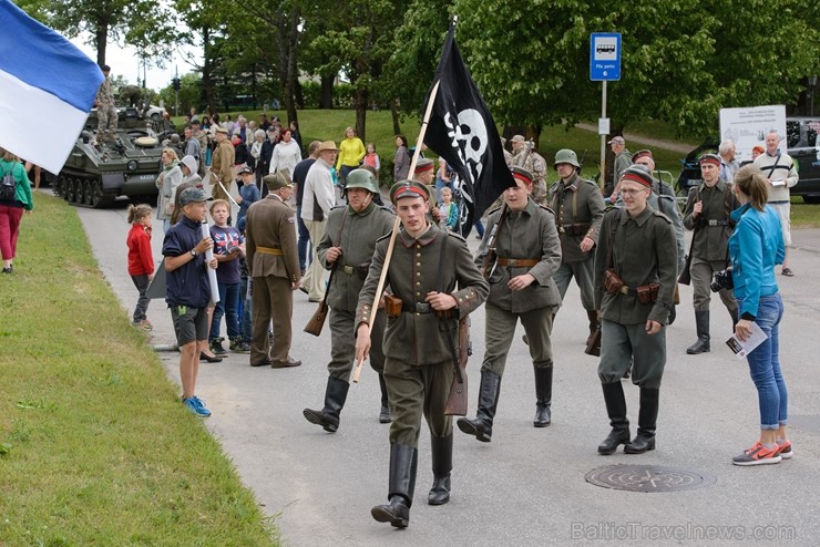 Cēsīs ar kauju rekonstrukciju un dejām, svin Latvijas Uzvaras dienu 226148