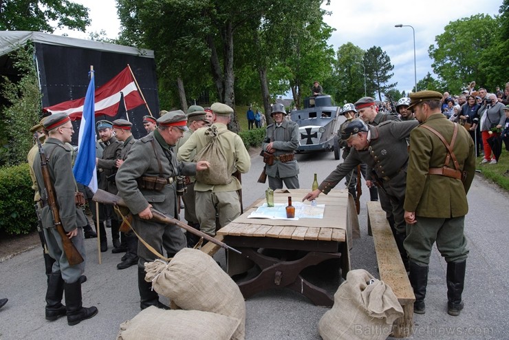 Cēsīs ar kauju rekonstrukciju un dejām, svin Latvijas Uzvaras dienu 226153