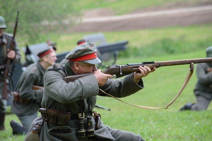 Cēsīs ar kauju rekonstrukciju un dejām, svin Latvijas Uzvaras dienu 226156