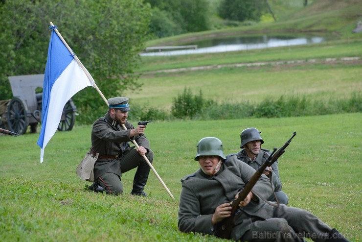 Cēsīs ar kauju rekonstrukciju un dejām, svin Latvijas Uzvaras dienu 226161