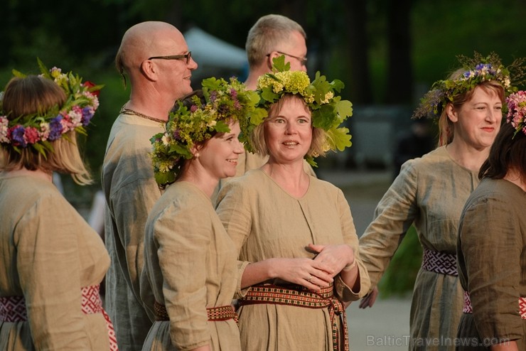 Cēsīs ar kauju rekonstrukciju un dejām, svin Latvijas Uzvaras dienu 226182
