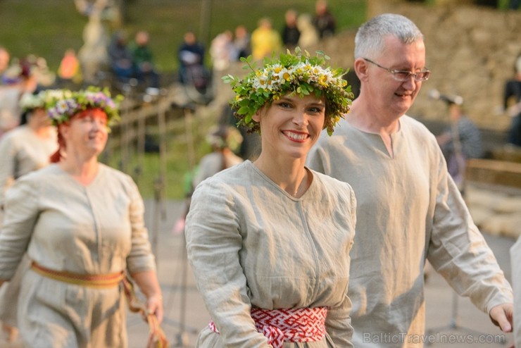 Cēsīs ar kauju rekonstrukciju un dejām, svin Latvijas Uzvaras dienu 226186