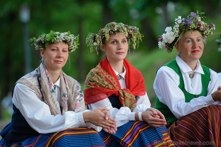 Cēsīs ar kauju rekonstrukciju un dejām, svin Latvijas Uzvaras dienu 226206