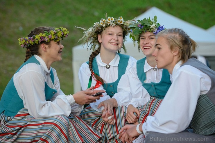 Cēsīs ar kauju rekonstrukciju un dejām, svin Latvijas Uzvaras dienu 226208