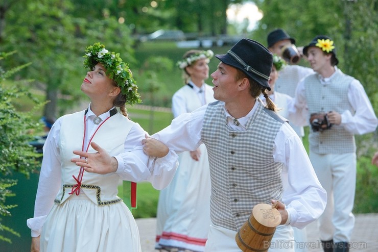 Cēsīs ar kauju rekonstrukciju un dejām, svin Latvijas Uzvaras dienu 226209