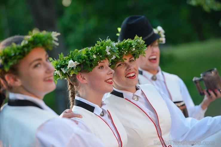 Cēsīs ar kauju rekonstrukciju un dejām, svin Latvijas Uzvaras dienu 226212