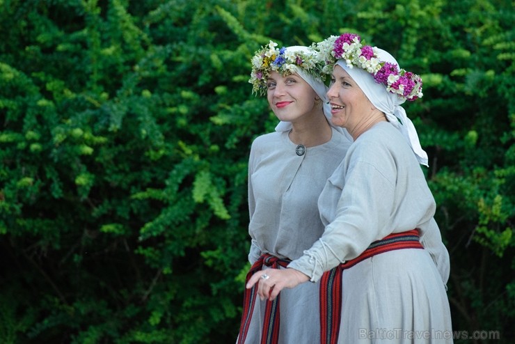 Cēsīs ar kauju rekonstrukciju un dejām, svin Latvijas Uzvaras dienu 226215