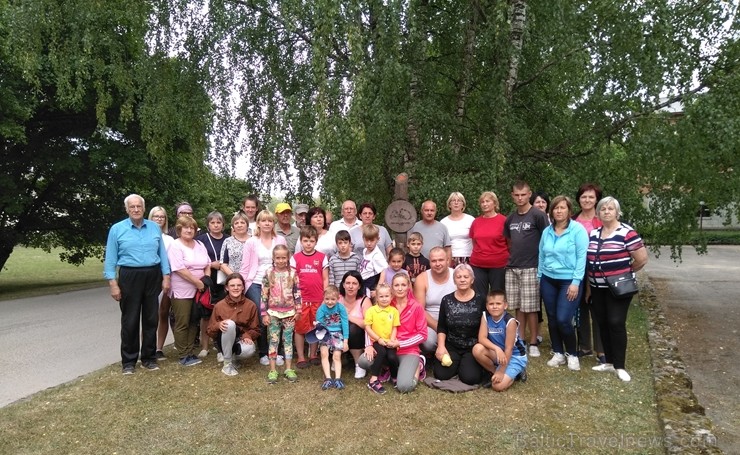 Vasaras saulgriežu laikā patriotiski noskaņoti cilvēki izgaismojuši Latviju, apejot tai apkārt 226308