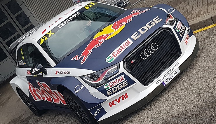 Travelnews.lv iespiež grīdā Audi RS3 un Audi RS4 akseleratora pedāli 227057