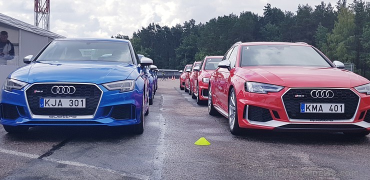 Travelnews.lv iespiež grīdā Audi RS3 un Audi RS4 akseleratora pedāli 227058