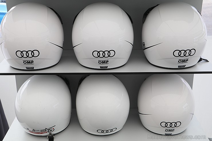 Travelnews.lv iespiež grīdā Audi RS3 un Audi RS4 akseleratora pedāli 227063