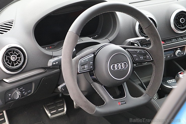 Travelnews.lv iespiež grīdā Audi RS3 un Audi RS4 akseleratora pedāli 227066