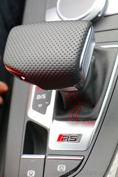 Travelnews.lv iespiež grīdā Audi RS3 un Audi RS4 akseleratora pedāli 227067