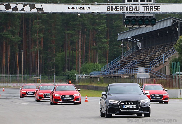 Travelnews.lv iespiež grīdā Audi RS3 un Audi RS4 akseleratora pedāli 227071