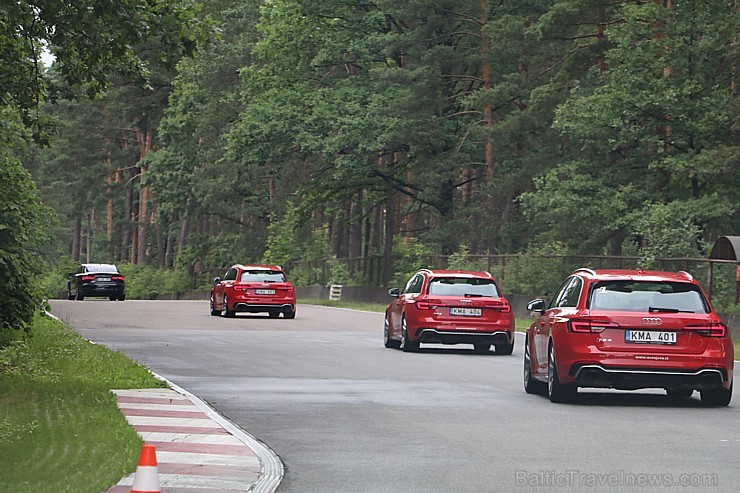 Travelnews.lv iespiež grīdā Audi RS3 un Audi RS4 akseleratora pedāli 227074