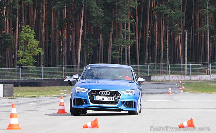 Travelnews.lv iespiež grīdā Audi RS3 un Audi RS4 akseleratora pedāli 227076