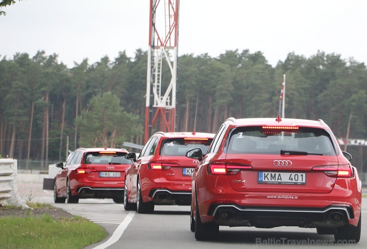 Travelnews.lv iespiež grīdā Audi RS3 un Audi RS4 akseleratora pedāli 227090