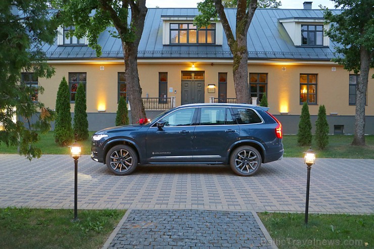 Travelnews.lv ar jauno «Volvo XC90» izbauda Skrundas muižas viesmīlību 227825