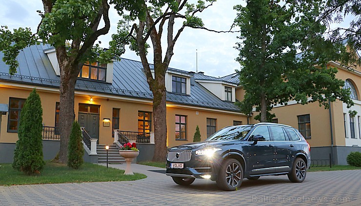 Travelnews.lv ar jauno «Volvo XC90» izbauda Skrundas muižas viesmīlību 227871