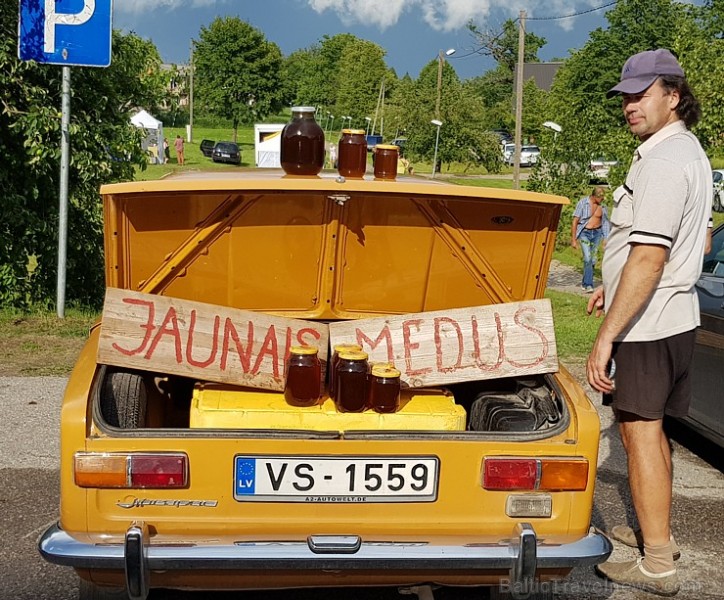 Travelnews.lv 14.07.2018. izbauda «Lejasezera garšas svētki» Zaubē zem Zaubes slavenā dižozola. Bildēts ar Samsung Galaxy Note8 228314