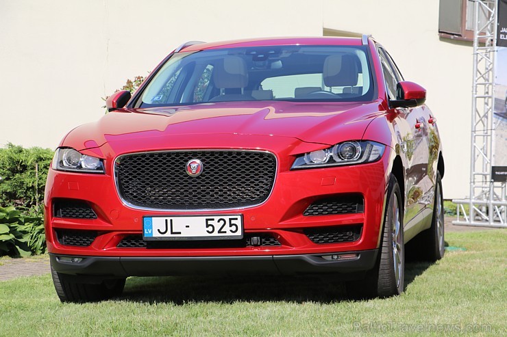 Pārdaugavas viesnīca «Radisson Blu Daugava Hotel» ar jauno pilnīgi elektrisko «Jaguar I-PACE» prezentē tiiko atklāto auto uzlādes staciju 228637