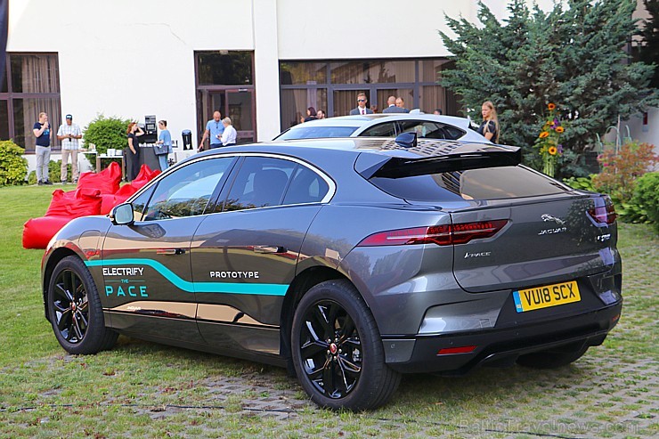 Pārdaugavas viesnīca «Radisson Blu Daugava Hotel» ar jauno pilnīgi elektrisko «Jaguar I-PACE» prezentē tiiko atklāto auto uzlādes staciju Pārdaugavas viesnīca «Radisson Blu Daugava Hotel» ar jauno pilnīgi elektrisko «Jaguar I-PACE» prezentē tiiko atklāto auto uzlādes staciju 228641