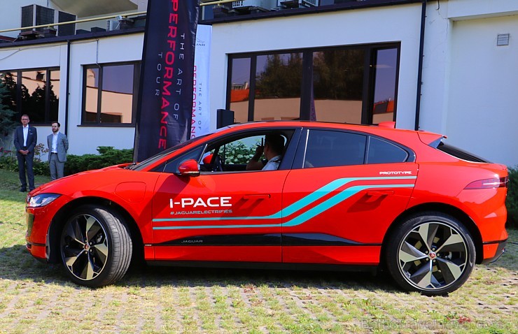 Pārdaugavas viesnīca «Radisson Blu Daugava Hotel» ar jauno pilnīgi elektrisko «Jaguar I-PACE» prezentē tiiko atklāto auto uzlādes staciju Pārdaugavas viesnīca «Radisson Blu Daugava Hotel» ar jauno pilnīgi elektrisko «Jaguar I-PACE» prezentē tiiko atklāto auto uzlādes staciju 228644