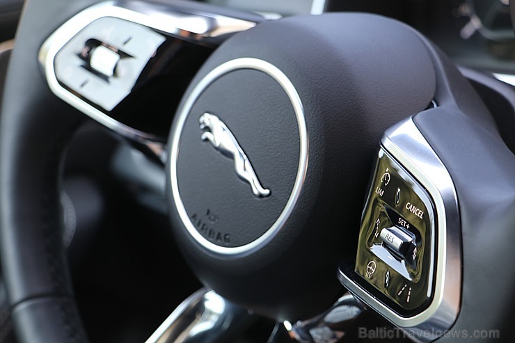 Pārdaugavas viesnīca «Radisson Blu Daugava Hotel» ar jauno pilnīgi elektrisko «Jaguar I-PACE» prezentē tiiko atklāto auto uzlādes staciju 228655