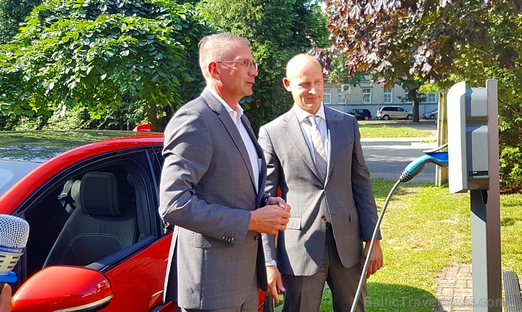 Pārdaugavas viesnīca «Radisson Blu Daugava Hotel» ar jauno pilnīgi elektrisko «Jaguar I-PACE» prezentē tiiko atklāto auto uzlādes staciju Pārdaugavas viesnīca «Radisson Blu Daugava Hotel» ar jauno pilnīgi elektrisko «Jaguar I-PACE» prezentē tiiko atklāto auto uzlādes staciju 228665