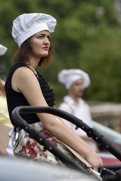 Plaši apmeklētajā Zaubes savvaļas kulinārajā festivālā bija meklējamas teju visas Latvijas garšas Plaši apmeklētajā Zaubes savvaļas kulinārajā festivālā bija meklējamas teju visas Latvijas garšas 228854