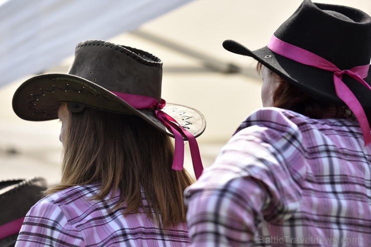 Plaši apmeklētajā Zaubes savvaļas kulinārajā festivālā bija meklējamas teju visas Latvijas garšas Plaši apmeklētajā Zaubes savvaļas kulinārajā festivālā bija meklējamas teju visas Latvijas garšas 228856