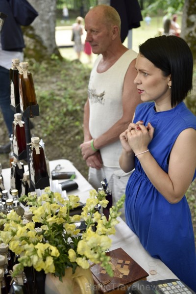 Plaši apmeklētajā Zaubes savvaļas kulinārajā festivālā bija meklējamas teju visas Latvijas garšas Plaši apmeklētajā Zaubes savvaļas kulinārajā festivālā bija meklējamas teju visas Latvijas garšas 228868