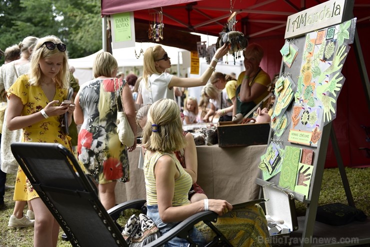 Plaši apmeklētajā Zaubes savvaļas kulinārajā festivālā bija meklējamas teju visas Latvijas garšas Plaši apmeklētajā Zaubes savvaļas kulinārajā festivālā bija meklējamas teju visas Latvijas garšas 228870