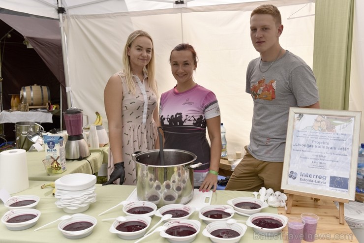 Plaši apmeklētajā Zaubes savvaļas kulinārajā festivālā bija meklējamas teju visas Latvijas garšas Plaši apmeklētajā Zaubes savvaļas kulinārajā festivālā bija meklējamas teju visas Latvijas garšas 228880