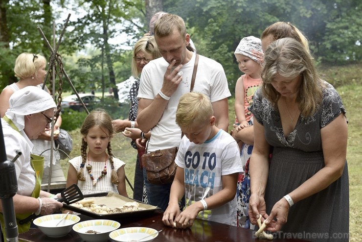 Plaši apmeklētajā Zaubes savvaļas kulinārajā festivālā bija meklējamas teju visas Latvijas garšas Plaši apmeklētajā Zaubes savvaļas kulinārajā festivālā bija meklējamas teju visas Latvijas garšas 228882