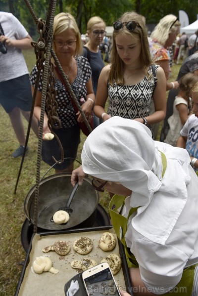 Plaši apmeklētajā Zaubes savvaļas kulinārajā festivālā bija meklējamas teju visas Latvijas garšas Plaši apmeklētajā Zaubes savvaļas kulinārajā festivālā bija meklējamas teju visas Latvijas garšas 228883