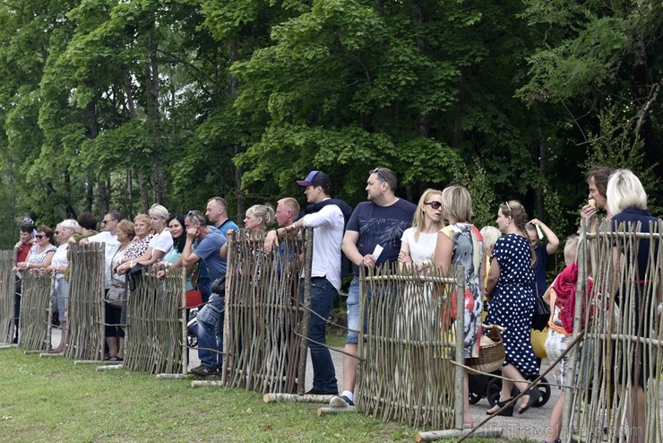 Plaši apmeklētajā Zaubes savvaļas kulinārajā festivālā bija meklējamas teju visas Latvijas garšas Plaši apmeklētajā Zaubes savvaļas kulinārajā festivālā bija meklējamas teju visas Latvijas garšas 228891