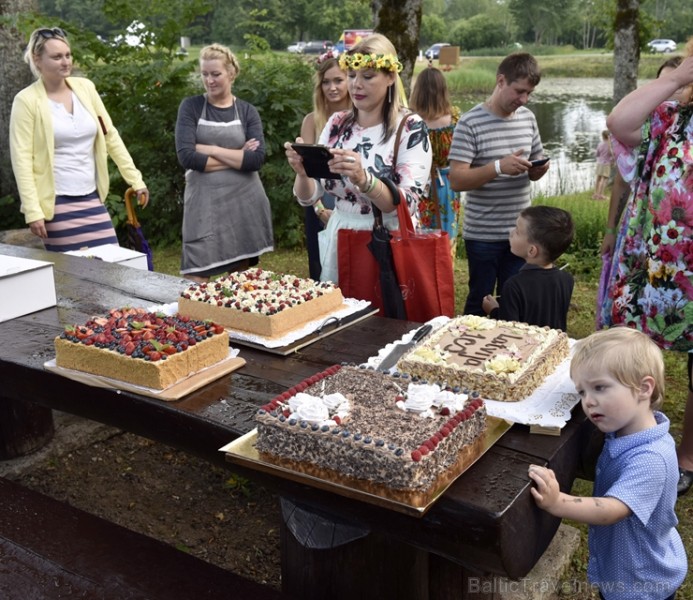 Plaši apmeklētajā Zaubes savvaļas kulinārajā festivālā bija meklējamas teju visas Latvijas garšas Plaši apmeklētajā Zaubes savvaļas kulinārajā festivālā bija meklējamas teju visas Latvijas garšas 228904