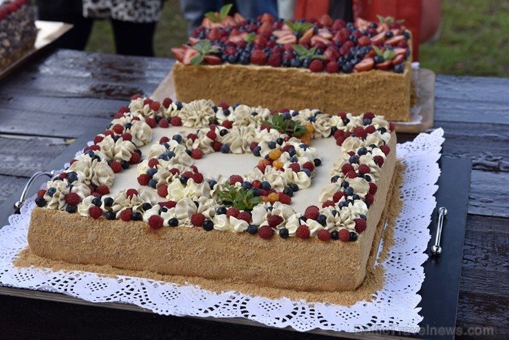 Plaši apmeklētajā Zaubes savvaļas kulinārajā festivālā bija meklējamas teju visas Latvijas garšas Plaši apmeklētajā Zaubes savvaļas kulinārajā festivālā bija meklējamas teju visas Latvijas garšas 228907
