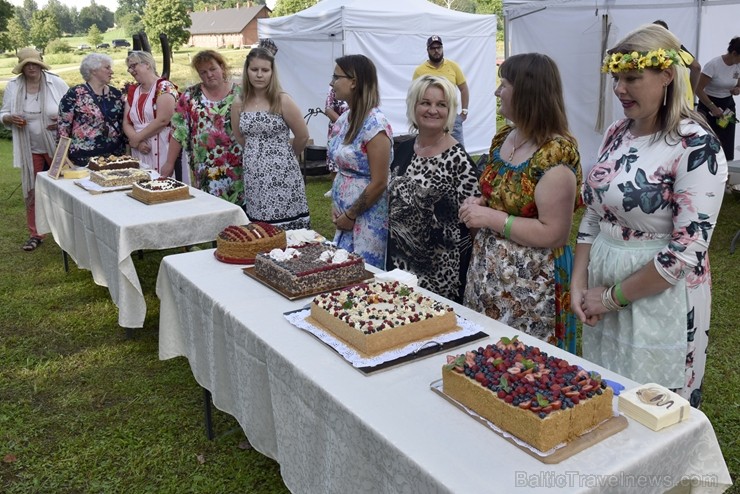 Plaši apmeklētajā Zaubes savvaļas kulinārajā festivālā bija meklējamas teju visas Latvijas garšas Plaši apmeklētajā Zaubes savvaļas kulinārajā festivālā bija meklējamas teju visas Latvijas garšas 228913