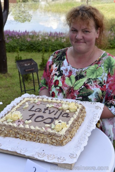 Plaši apmeklētajā Zaubes savvaļas kulinārajā festivālā bija meklējamas teju visas Latvijas garšas Plaši apmeklētajā Zaubes savvaļas kulinārajā festivālā bija meklējamas teju visas Latvijas garšas 228915