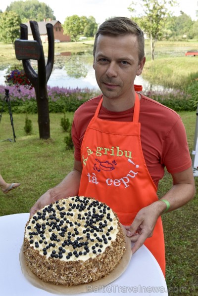 Plaši apmeklētajā Zaubes savvaļas kulinārajā festivālā bija meklējamas teju visas Latvijas garšas Plaši apmeklētajā Zaubes savvaļas kulinārajā festivālā bija meklējamas teju visas Latvijas garšas 228921
