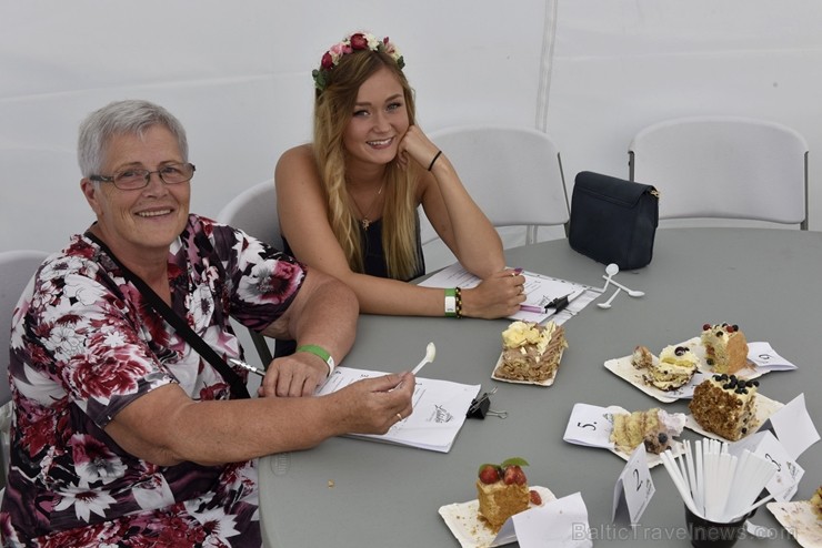 Plaši apmeklētajā Zaubes savvaļas kulinārajā festivālā bija meklējamas teju visas Latvijas garšas Plaši apmeklētajā Zaubes savvaļas kulinārajā festivālā bija meklējamas teju visas Latvijas garšas 228925