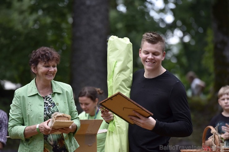 Plaši apmeklētajā Zaubes savvaļas kulinārajā festivālā bija meklējamas teju visas Latvijas garšas Plaši apmeklētajā Zaubes savvaļas kulinārajā festivālā bija meklējamas teju visas Latvijas garšas 228935